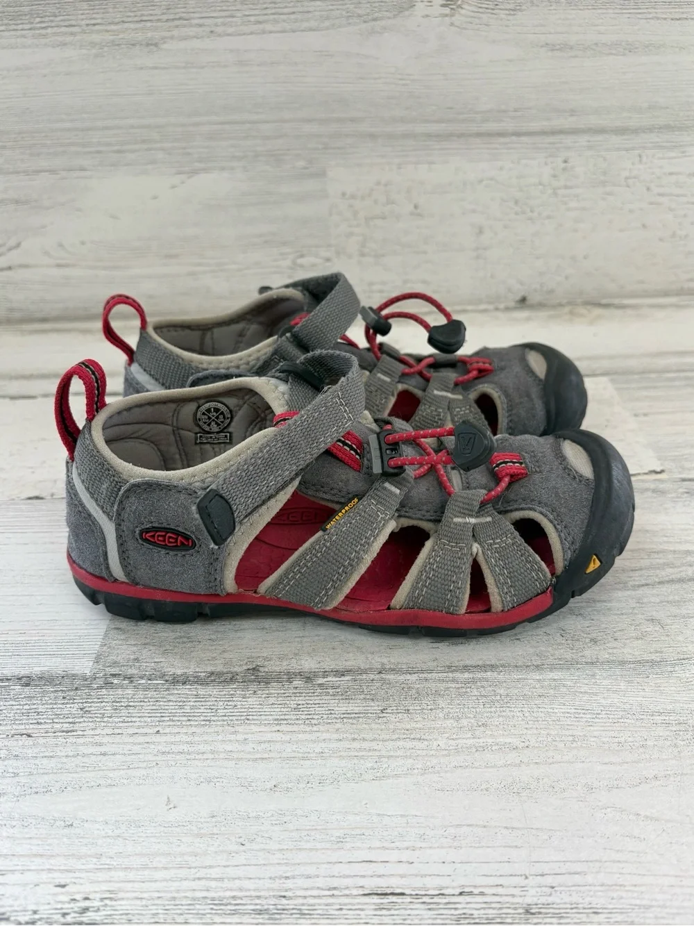 Keen Youth Size 1 Seacamp II CNX Water Sandals In Gray/Red Contour Arch